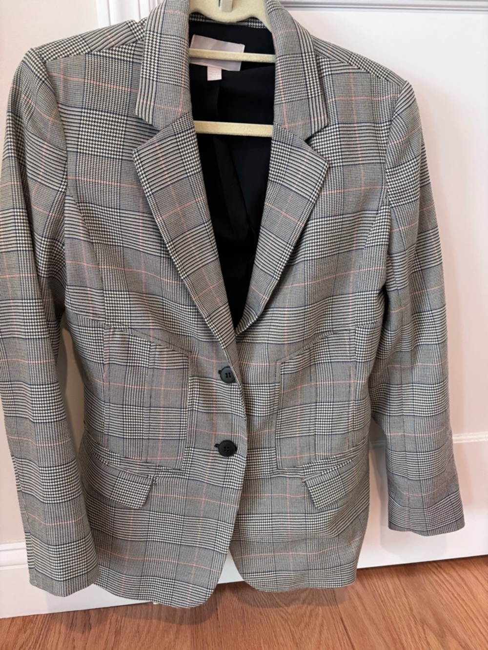 Chelsea28 Plaid Sport Coat in Gray with Subtle Pink Windowpane. Size M.